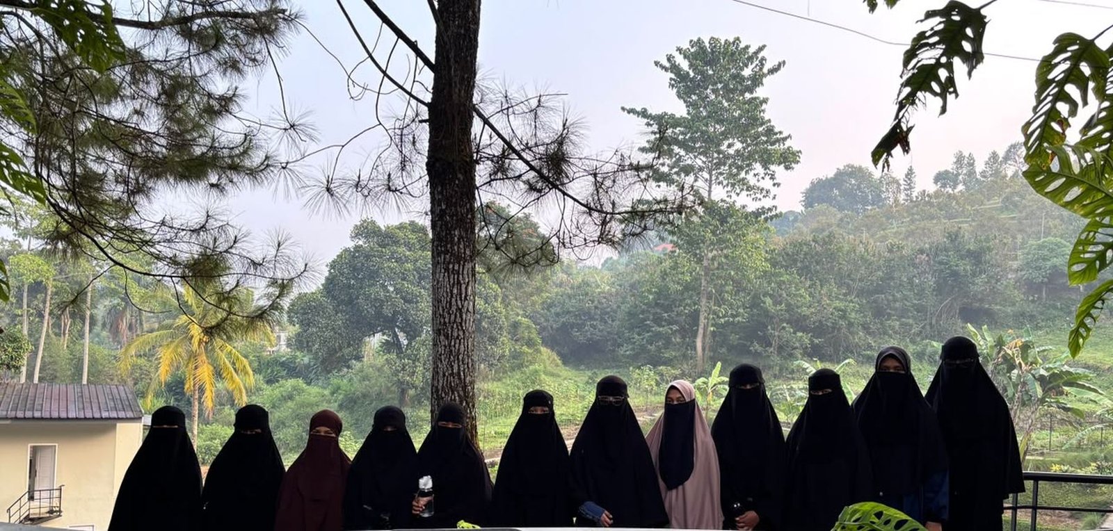 Lembah dan perbukitan hijau di sekitar ma'had di Megamendung, Bogor
